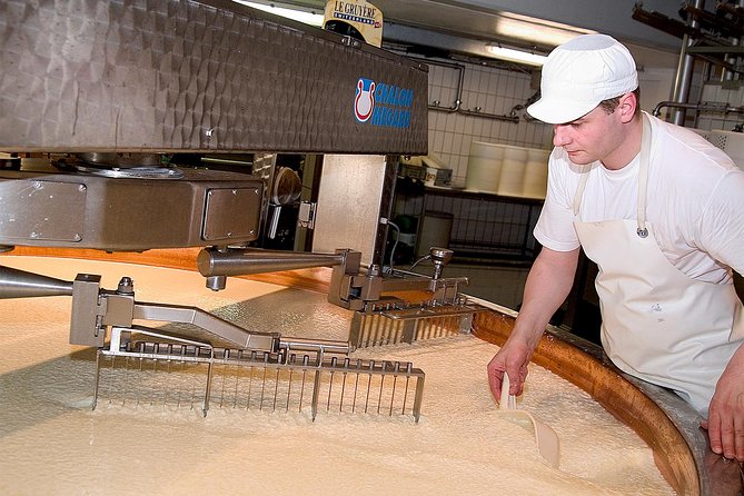 Winter Gruyères, chocolate & cheese tour from Lausanne - Free time in medieval Gruyères