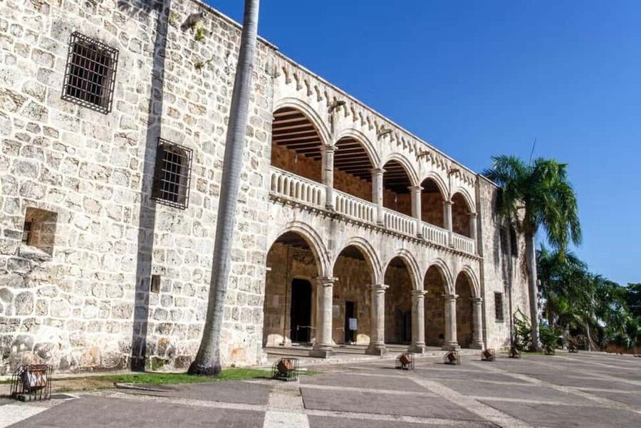 Zona Colonial: Recorrido Histórico con Chocolate y Mamajuana - Fortaleza Ozama and the military side of the city