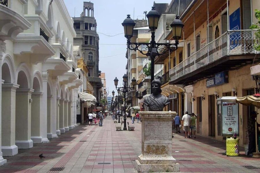 Zona Colonial: Recorrido Histórico con Chocolate y Mamajuana - The wax museum and Nicolás de Bari Hospital