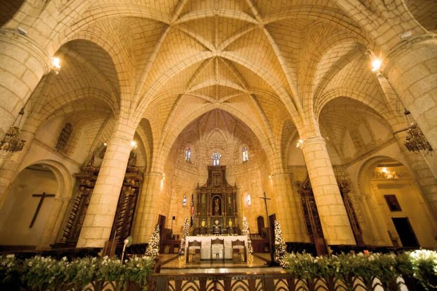 Zona Colonial: Recorrido Histórico con Chocolate y Mamajuana - The Primate Cathedral of the Americas