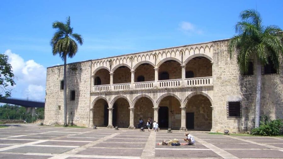 Zona Colonial: Recorrido Histórico con Chocolate y Mamajuana - Meeting the guide beside the Colonial Zone Sundial