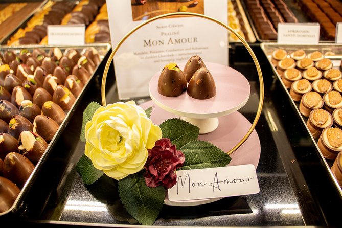 Zurich: Chocolate Tasting and Walking Tour with a Local - A small group, with the guide at the center