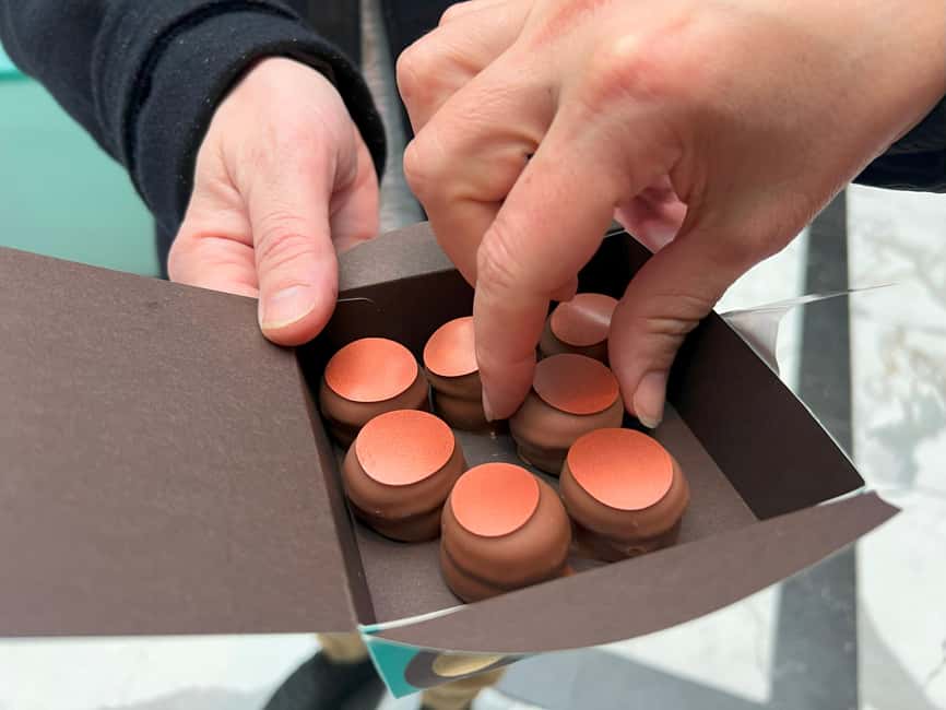 Zurich: Food Tour of 8+ Tastings with Cheeses & Chocolates - Key points at a glance