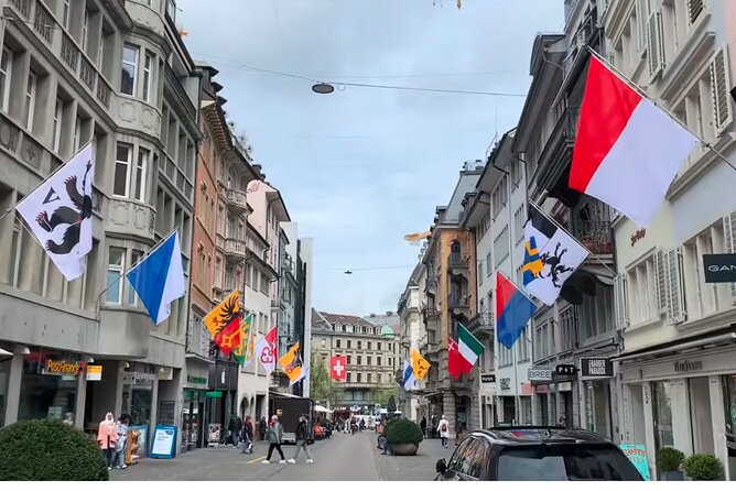 Zurich tour with Lake Zurich Cruise & Lindt Chocolate Experience - Zurich in half a day, from churches to chocolate